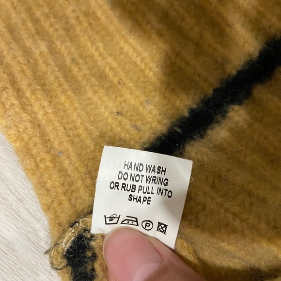 New Warner Bros. STUDIO HARRY POTTER HUFFLEPUFF QUIDDITCH Brown SWEATER XL - Picture 3 of 13